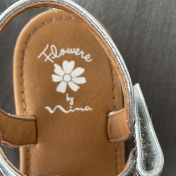 Flowers by Nina Silver Annabel Dressy Sandals Flats with Bow Girls Size 11 - Picture 6 of 6